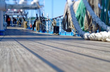 Eski Rus yelkenli gemi ile eski güverte meblağının parlak güneşin altında