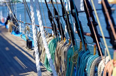 Eski Rus yelkenli gemi ile eski güverte meblağının parlak güneşin altında