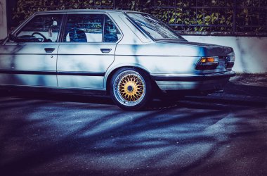 Turuncu jantlar ve mor retro optik Youngtimer araba
