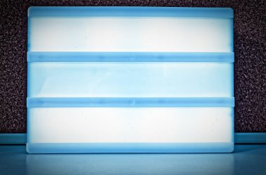 Metin içinde belgili tanımlık geçmiş ile açık mavi serin bakmak bir mantar PIN Yönetim Kurulu etiketleme için üç kutu ile parlak panel