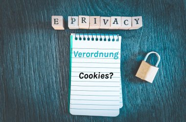 Yapı taşları Alman e-gizlilik Verordnung epvo İngilizce E-gizlilik Yönetmeliği blok ve asma kilit serin mavi optik yazıt ile