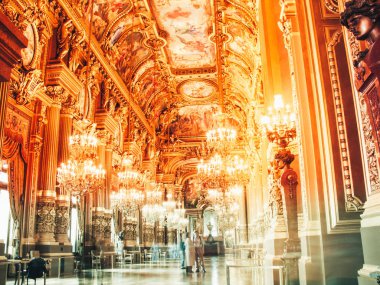 Güzel tavan ve Fransızca L Opera Opera Paris'te iç
