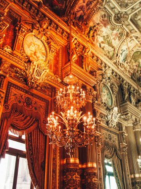 Güzel tavan ve Fransızca L Opera Opera Paris'te iç