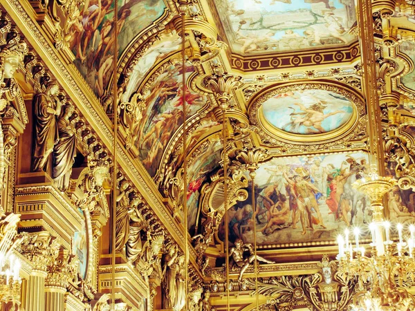 美しい天井とフランス語 オペラのオペラ パリのインテリア — ストック写真