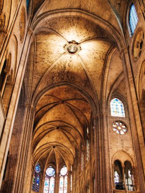 Notre Dame de Paris iç. Fransa. Avrupa ile kilisenin pencere ve modern optik
