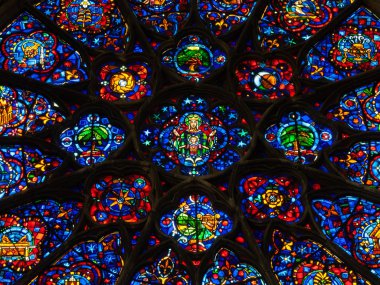 Notre Dame de Paris iç. Fransa. Avrupa ile kilisenin pencere ve modern optik