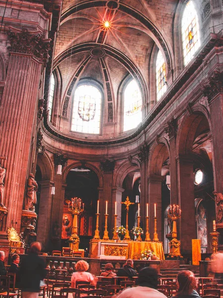 Notre Dame de Paris iç. Fransa. Avrupa ile kilisenin pencere ve modern optik