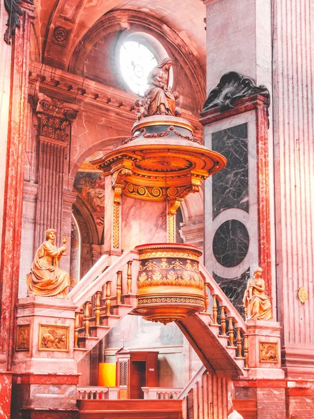 パリのノートルダム大聖堂の内部 フランス 教会の窓や近代的な光学系とヨーロッパ — ストック写真