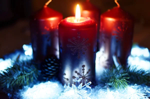 Grinalda Advento Velas Ouro Vermelho Com Neve Como Fundo Ainda — Fotografia de Stock