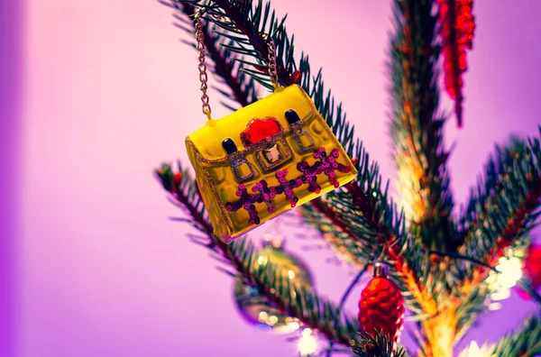 Kerst Ornament Vorm Van Een Handtas Een Kerstboom Gloeiende Lichten — Stockfoto