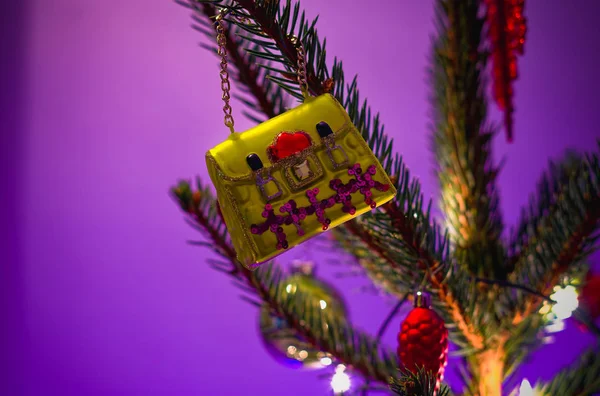 Kerst Bauble Handtas Een Kerstboom Gloeiende Lichten — Stockfoto