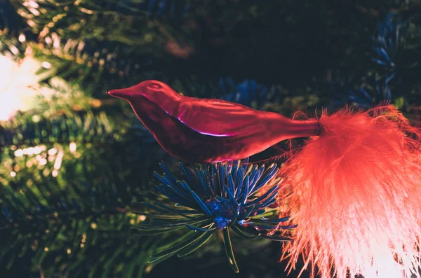 Kerst Bauble Vogel Een Kerstboom Gloeiende Lichten — Stockfoto