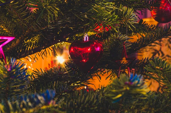 Bauble Kersthart Een Kerstboom Gloeiende Lichten — Stockfoto