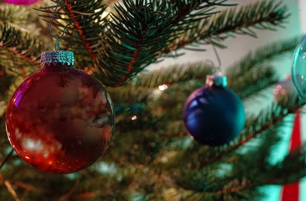 Kerstbal Een Kerstboom Gloeiende Lichten — Stockfoto