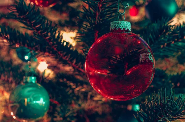 Kerstbal Een Kerstboom Gloeiende Lichten — Stockfoto