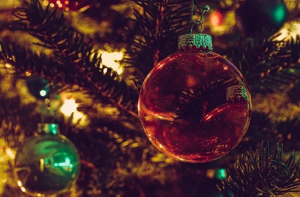 Kerstbal Een Kerstboom Gloeiende Lichten — Stockfoto