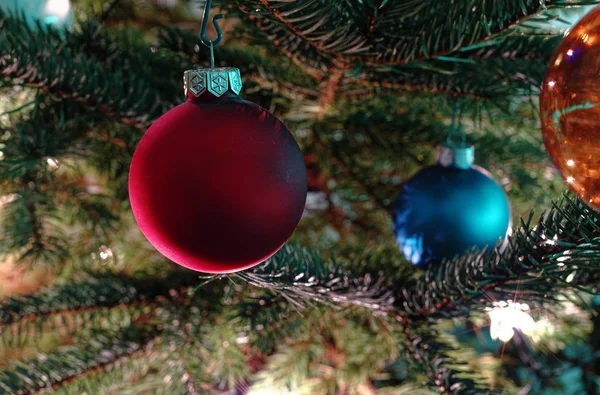 Christbaumkugel Weihnachtsbaum Und Leuchtende Lichter — Stockfoto