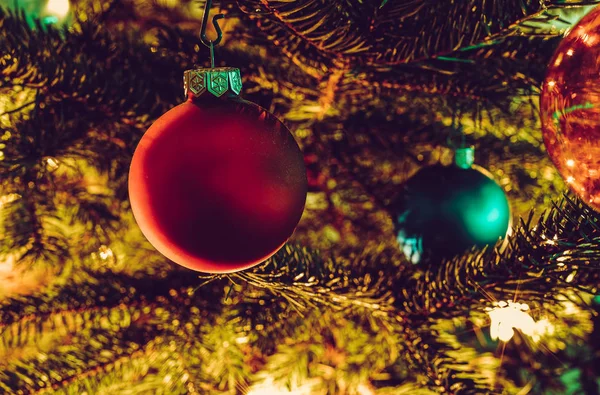 Kerstbal Een Kerstboom Gloeiende Lichten — Stockfoto