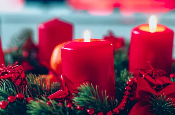 Grinalda Advento Velas Ouro Vermelho Com Neve Como Fundo Ainda — Fotografia de Stock