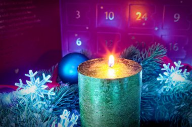 Mumlar arka plan ve advent takvimi olarak kar ile Advent çelenk