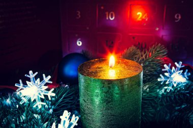 Mumlar arka plan ve advent takvimi olarak kar ile Advent çelenk