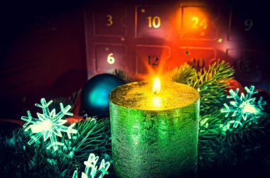Mumlar arka plan ve advent takvimi olarak kar ile Advent çelenk