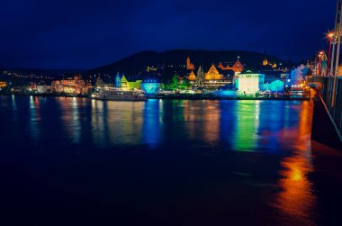 Traben-Trarbach Moselle bankalarla 2018 yılında Almanya'da Noel pazarının zaman