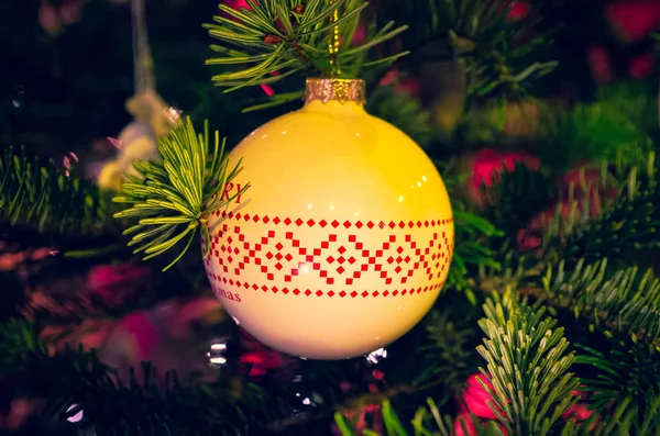 Kerstbal Een Kerstboom Gloeiende Lichten — Stockfoto