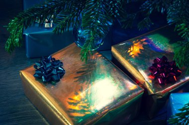 Noel biblo bir Noel ağacı ve parlayan ışıklar