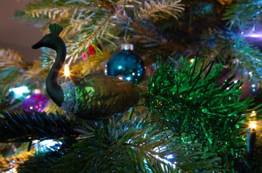 Noel biblo bir Noel ağacı ve parlayan ışıklar