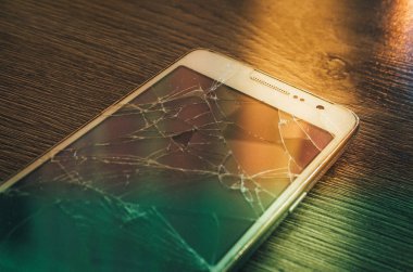 Kırık cep telefonu ile görüntü zarar ve hasar için ekranın sembolize kıymık göstermek