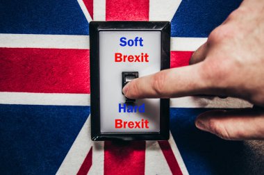 Brexit ve İngiltere'de bayrak ve yazıt ile yumuşak Brexit ve zor Brexit geçiş yapma