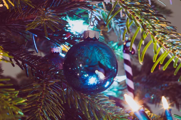 Kerstbal Een Kerstboom Gloeiende Lichten — Stockfoto