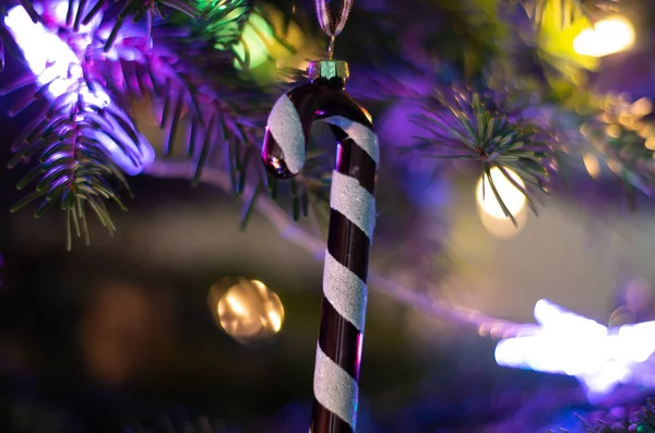 Kerstbal Een Kerstboom Gloeiende Lichten — Stockfoto