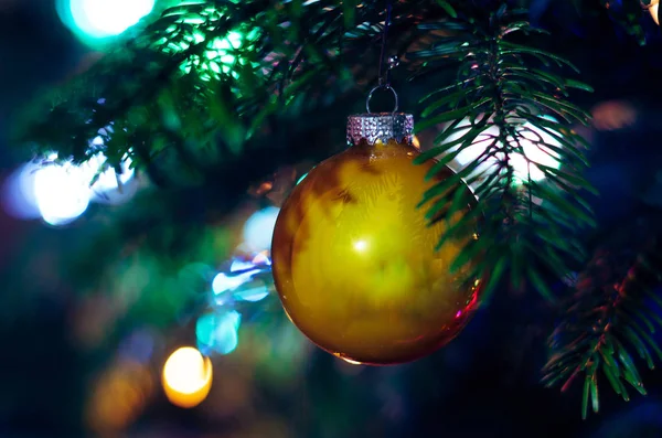 Kerstbal Een Kerstboom Gloeiende Lichten — Stockfoto