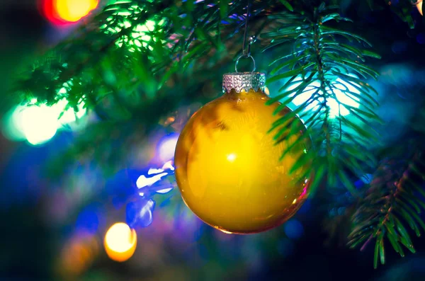 Bauble Natal Uma Árvore Natal Luzes Brilhantes — Fotografia de Stock
