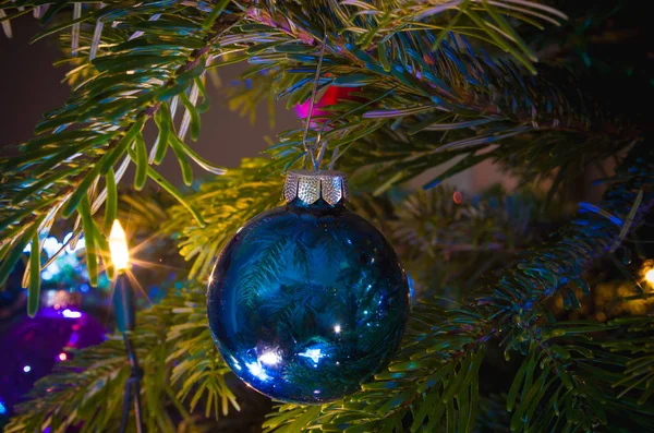 Bauble Natal Uma Árvore Natal Luzes Brilhantes — Fotografia de Stock