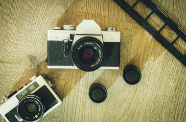 Tahtadaki eski retro kameralar yukarıdan çekildi