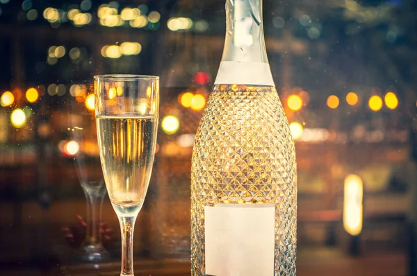 Bicchiere Champagne Con Ottimo Champagne Davanti Alle Luci Una Grande — Foto Stock