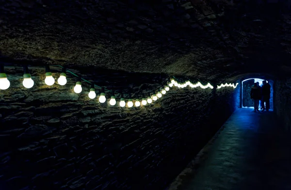 Alter Tunnel Aus Schiefer Mit Energiesparlampen Und Lichterkette — Stockfoto