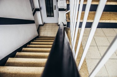 Bir asma kilit ve menekşe optik bir ışık düğmesi ile bir evin içinde bir kiler kapısı mahzeni