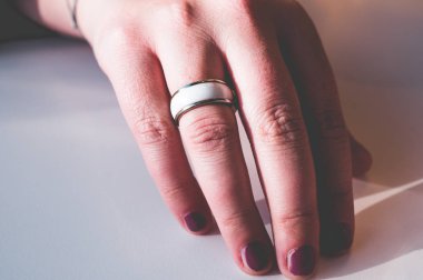 yüzük parmakları ile el