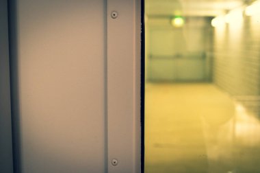 Acil çıkış bir kapıdan bir binada fotoğrafı