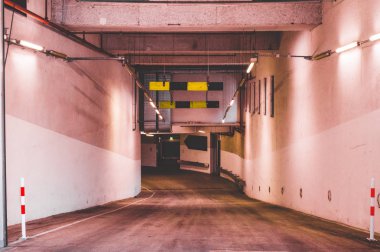 Bir asma kilit ve menekşe optik bir ışık düğmesi ile bir evin içinde bir kiler kapısı mahzeni