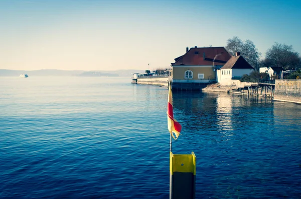 Molo Meersburg Nad Jeziorem Bodeńskim Niemczech Flaga Niebieskie Wody — Zdjęcie stockowe