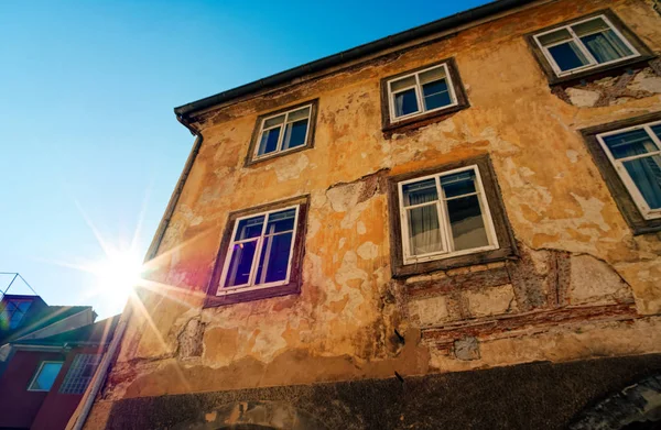 Zřícenina Velkého Zděného Domu Požáru Podkroví Objasnit Oheň Poškodit Žhářství — Stock fotografie