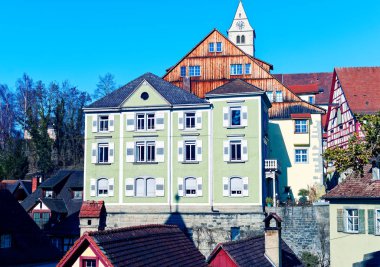 Bayrak ve mavi su ile Meersburg, Almanya Konstanz Gölü içinde İskelesi
