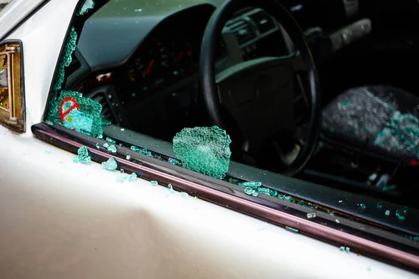 被光盘击中的汽车 所有内部部件被碎玻璃和破碟偷走 — 图库照片