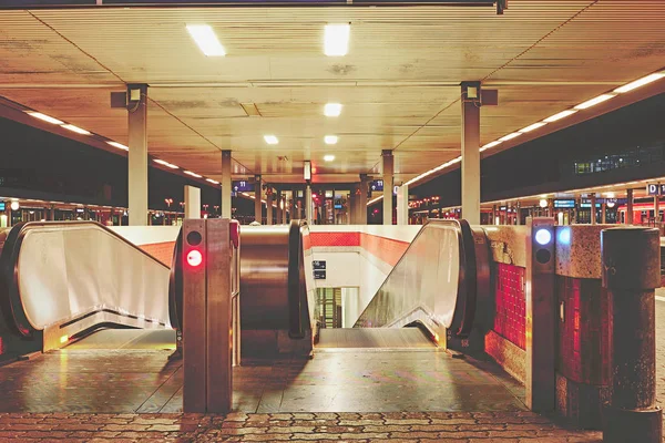 德国夜间车站 配备自动扶梯 站台和灯光 以说明铁路交通 — 图库照片