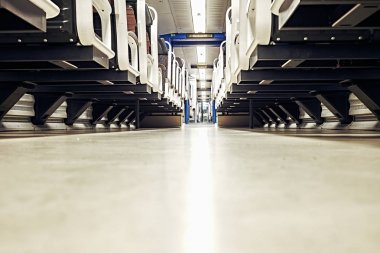 Gece bir tren istasyonunda ahşap ile beyaz optik bir tren bölmesi tren koltukları